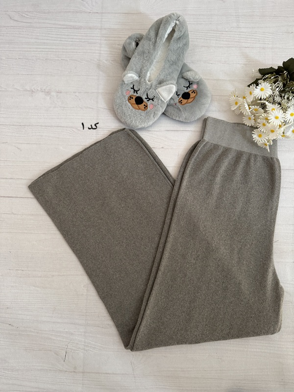 نمای مسطح شلوار زنانه بافت بگ آیریس ساده رنگ خاکی، بافت کشباف نرم و ساده، مدل گشاد (بگ) با کمر تمام کش راه راه، فری سایز ۳۸ تا ۴۸