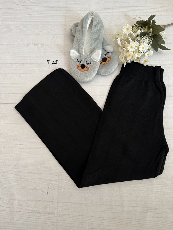 نمای مسطح شلوار زنانه بافت بگ آیریس ساده رنگ مشکی، بافت کشباف نرم و ساده، مدل گشاد (بگ) با کمر تمام کش، فری سایز ۳۸ تا ۴۸