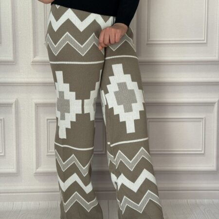 شلوار بافت طرح دار آیریس رنگ زیتونی تیره، مدل بگ، جنس کشباف نرم، با کمر تمام کش و طرح هندسی سفید و زیتونی