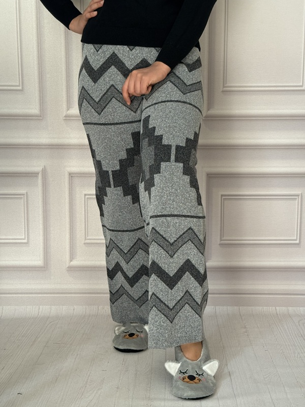 شلوار بافت طرح دار آیریس رنگ طوسی تیره و مدل بگ، جنس کشباف نرم، با کمر تمام کش و طرح هندسی زیگزاگی