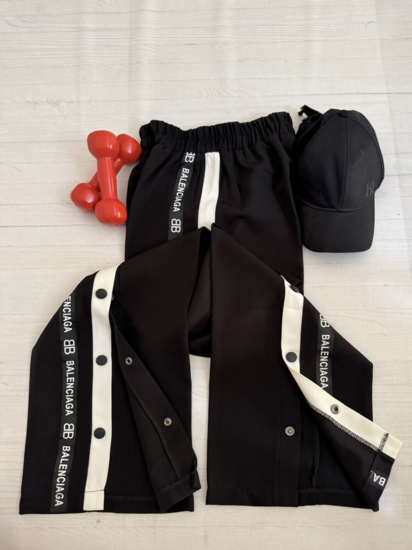 نمای دو دمپای شلوار اسپرت بالنسیاگا روی زمین که یکی از دکمهها باز شده