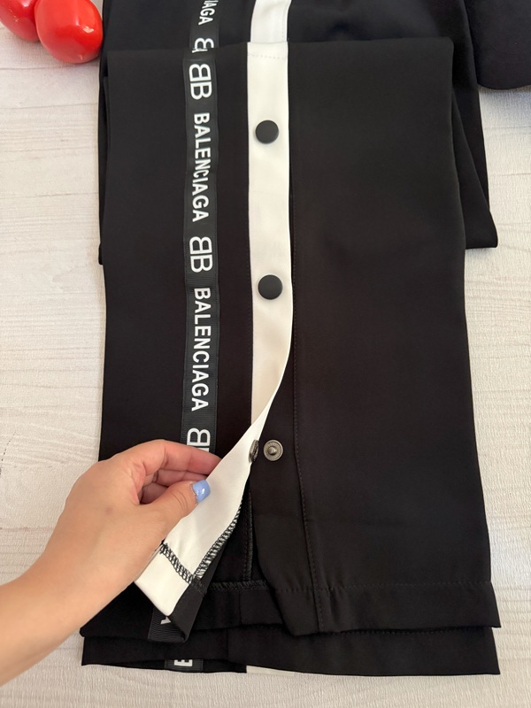 نمای دکمههای کناری شلوار اسپرت بالنسیاگا مشکی و نوار نوشتهدار BALENCIAGA