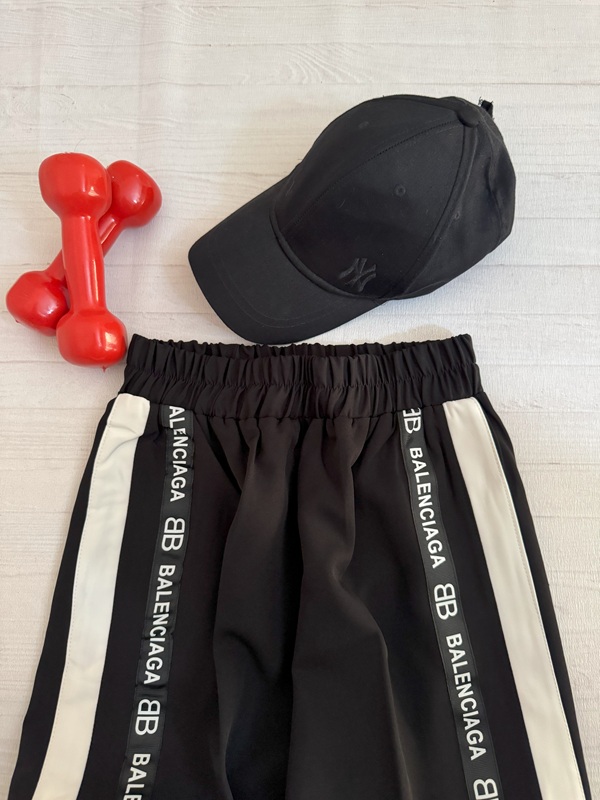 نمای جلوی کمر کشی شلوار اسپرت بالنسیاگا مشکی همراه با طرح نوار نوشتهدار کناری