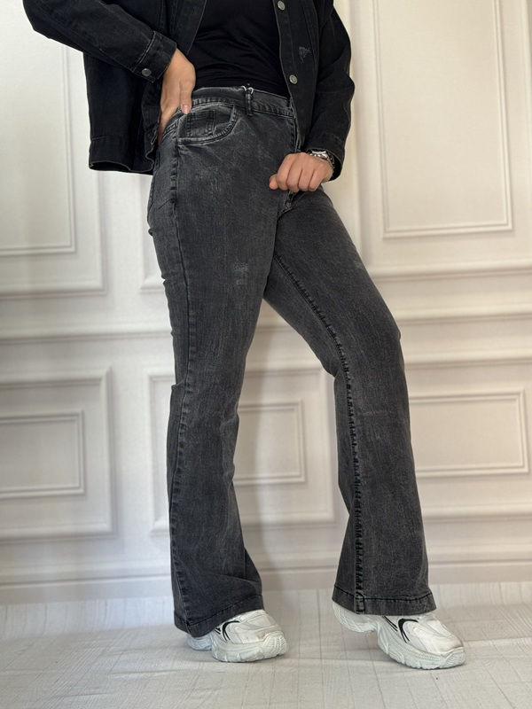 شلوار جین دمپا گشاد زنانه زغالی در نمای نیم‌رخ