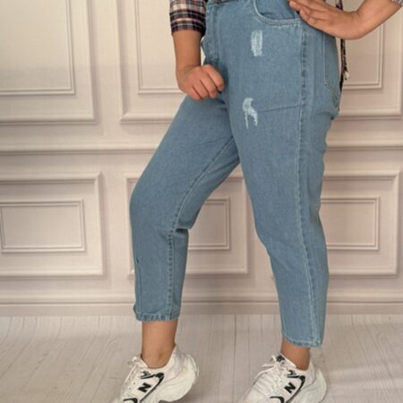 شلوار جین مام استایل زنانه آبی طرح زاپ‌، نمای بغل روی مانکن