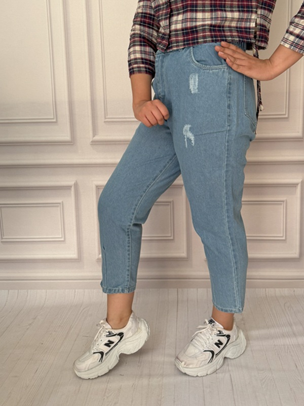 شلوار جین مام استایل زنانه آبی طرح زاپ‌، نمای بغل روی مانکن