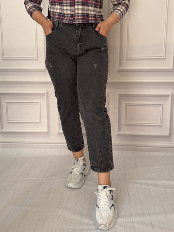 شلوار جین مام استایل زنانه زغالی طرح زاپ، نمای جلو روی مانکن