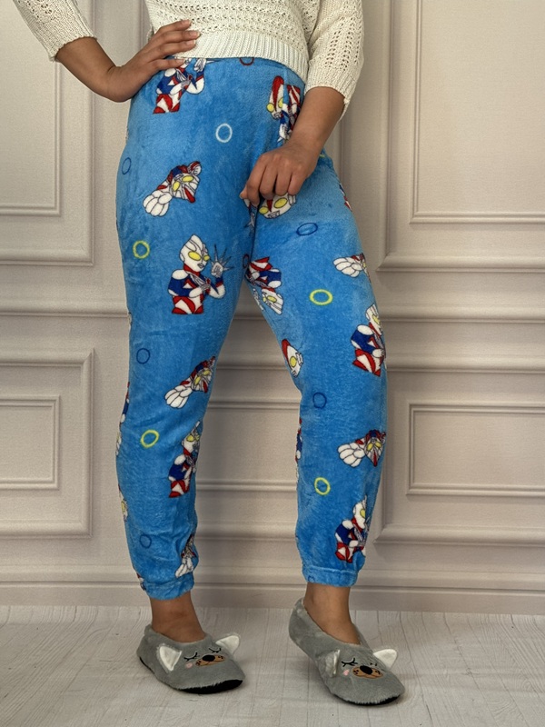 شلوار حوله ای فانتزی زنانه رنگ آبی، جنس پارچه حوله ای، کمر تمام کش و پایین مچ دار، با طرح‌های فانتزی کارتونی برای راحتی در منزل