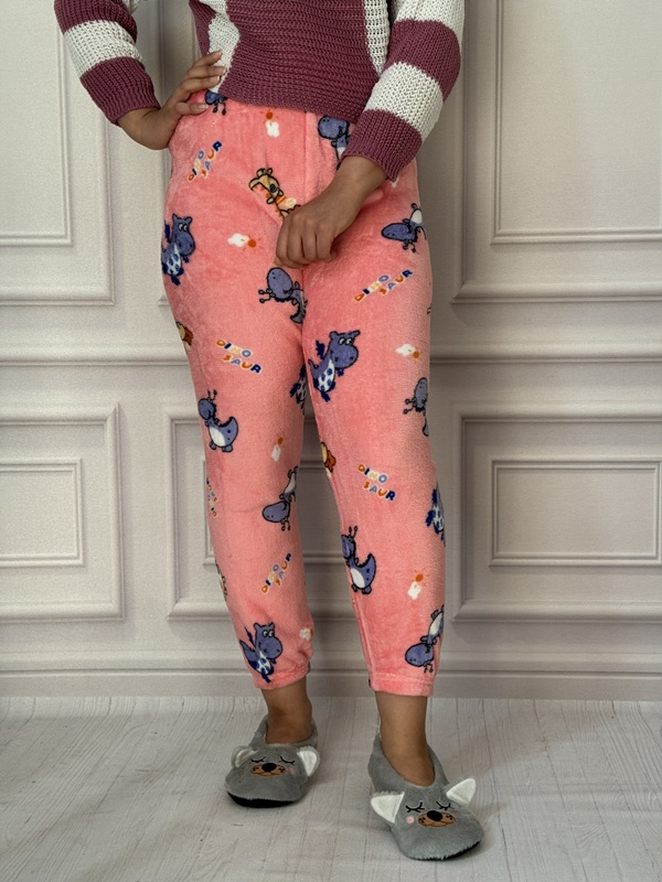 شلوار حوله ای فانتزی زنانه رنگ صورتی، جنس پارچه حوله ای، کمر تمام کش و مچ دار، با طرح دایناسورهای کارتونی