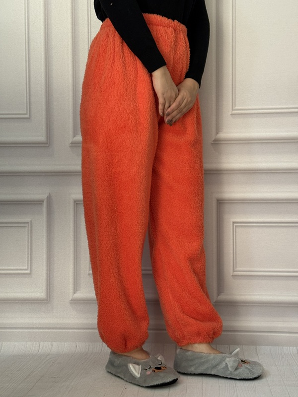 شلوار راحتی زنانه حوله ای کشسان رنگ قرمز آجری، مدل مچ دار و کمر تمام کش، با پارچه نرم و پشمی، فری سایز ۳۶ الی ۴۸