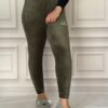 شلوار لگ زنانه مخمل ساده رنگ زیتونی (ارتشی)، با کمر تمام کش و طرح گلدوزی لبخند (Smile) روی ران، جنس مخمل نرم و باکیفیت، فری سایز ۳۶ الی ۴۸