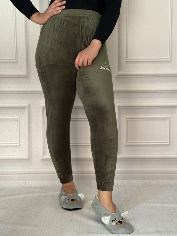 شلوار لگ زنانه مخمل ساده رنگ زیتونی (ارتشی)، با کمر تمام کش و طرح گلدوزی لبخند (Smile) روی ران، جنس مخمل نرم و باکیفیت، فری سایز ۳۶ الی ۴۸