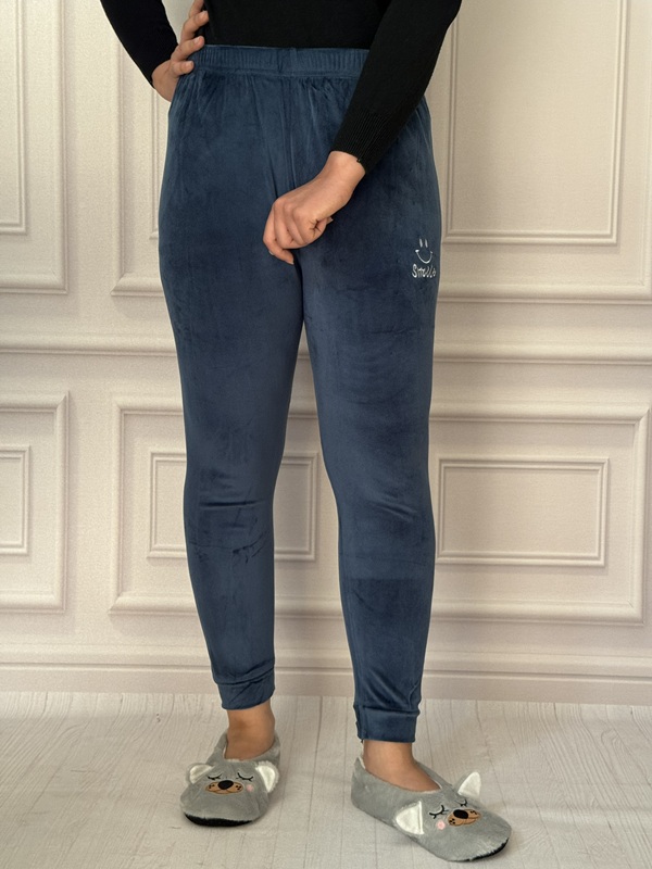 شلوار لگ زنانه مخمل ساده رنگ سورمه ای تیره، با کمر تمام کش و طرح گلدوزی لبخند (Smile) روی ران، جنس مخمل نرم و باکیفیت، فری سایز ۳۶ الی ۴۸