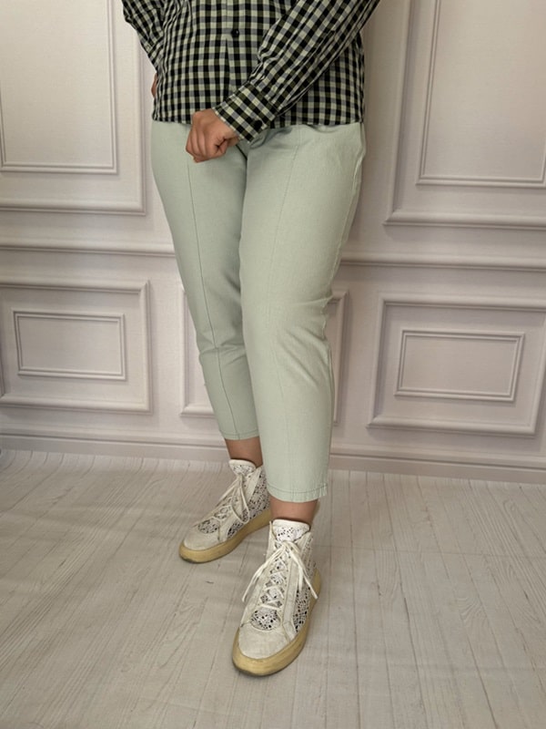 شلوار لینن مام فیت زنانه سبز کم‌رنگ – نمای بغل روی تن مدل