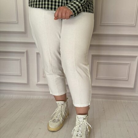 شلوار لینن مام فیت زنانه سفید – نمای جلو روی تن مدل