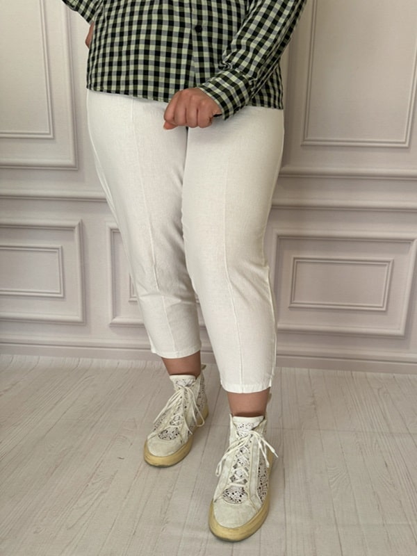 شلوار لینن مام فیت زنانه سفید – نمای جلو روی تن مدل