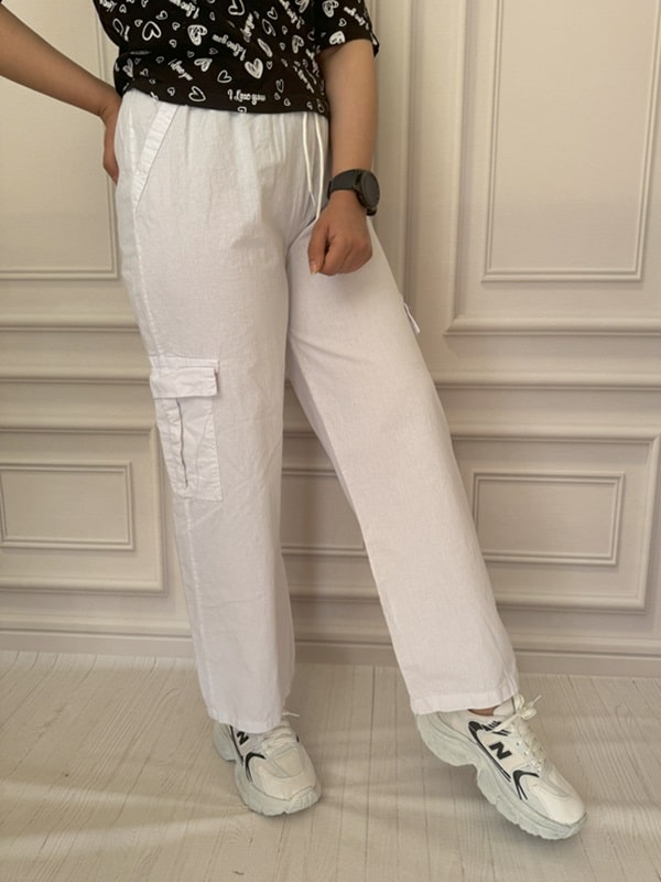 شلوار زنانه کارگو لینن با جیب بغل ران – نمای بغل ایستاده