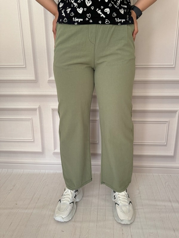 شلوار لینن-کتان بگ زنانه تابستانی – نمای جلو با دست بر کمر