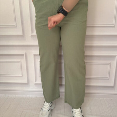 شلوار بگ زنانه لینن-کتان تابستانی – نمای جلو با ژست طبیعی مدل