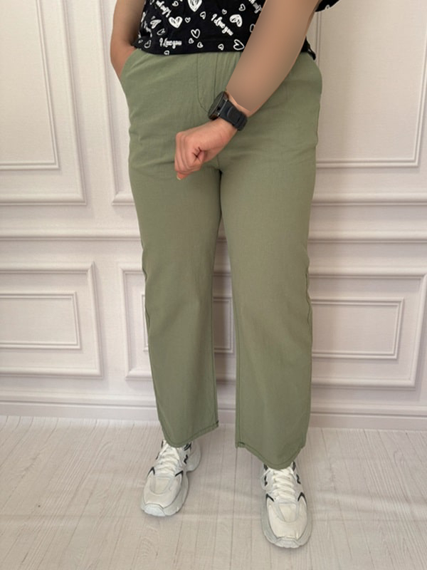 شلوار بگ زنانه لینن-کتان تابستانی – نمای جلو با ژست طبیعی مدل