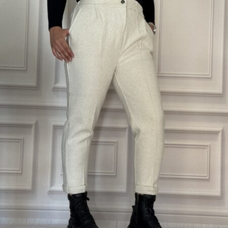 شلوار مام فوتر زیپی زنانه سفید با تن‌خور نیم‌رخ