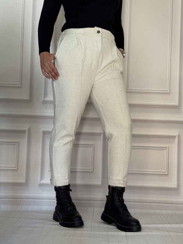 شلوار مام فوتر زیپی زنانه سفید با تن‌خور نیم‌رخ