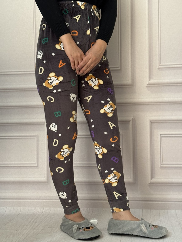 شلوار راحتی زنانه مخمل حوله ای طرح دار لگ مچ دار، با طرح خرس و حروف انگلیسی، جنس نرم و کشسان، کمر تمام کش، فری سایز ۳۶ الی ۴۸