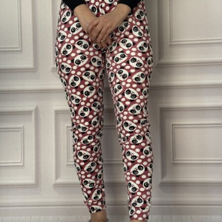شلوار راحتی زنانه مخمل حوله ای طرح دار لگ مچ دار، با طرح پاندا (حیوانات) روی پس زمینه قرمز، جنس نرم و کشسان، کمر تمام کش، فری سایز ۳۶ الی ۴۸