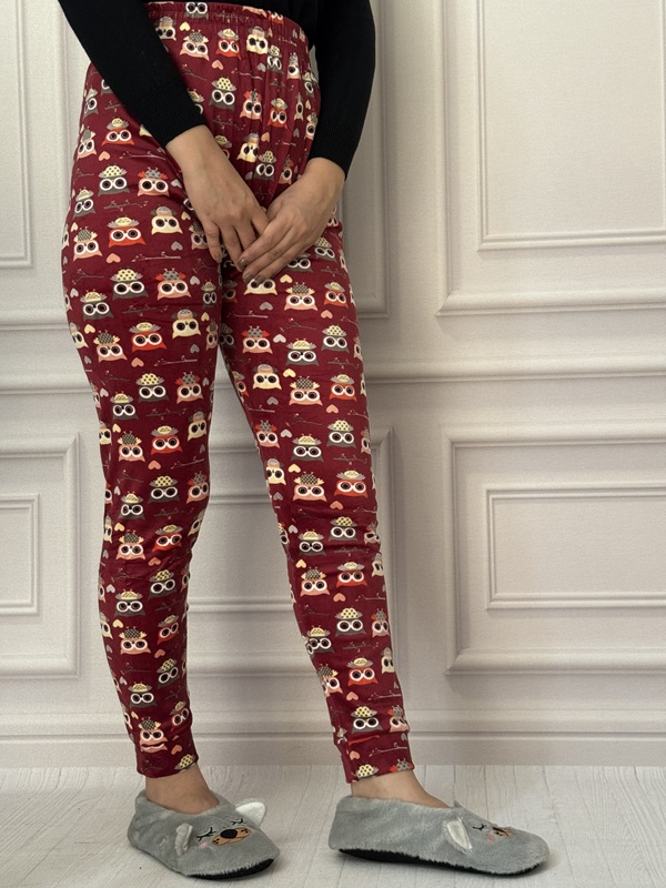 شلوار مخمل حوله ای طرح دار لگ مچ دار، با طرح جغدهای رنگی روی پس زمینه زرشکی، جنس نرم و کشسان، کمر تمام کش، فری سایز ۳۶ الی ۴۸