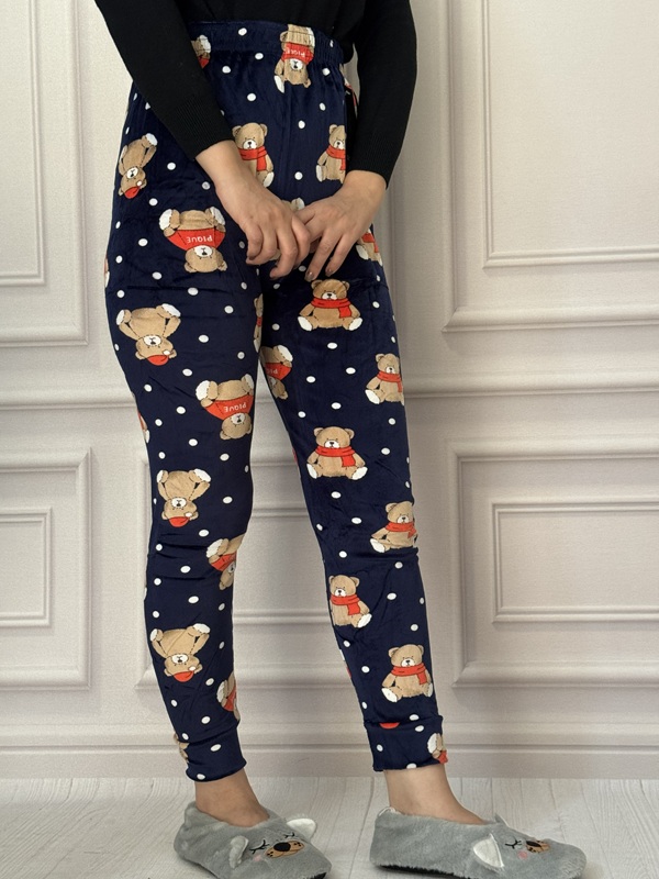 شلوار مخمل حوله ای طرح دار لگ مچ دار، با طرح خرسهای فانتزی روی پس زمینه سورمهای، جنس نرم و کشسان، کمر تمام کش، فری سایز ۳۶ الی ۴۸