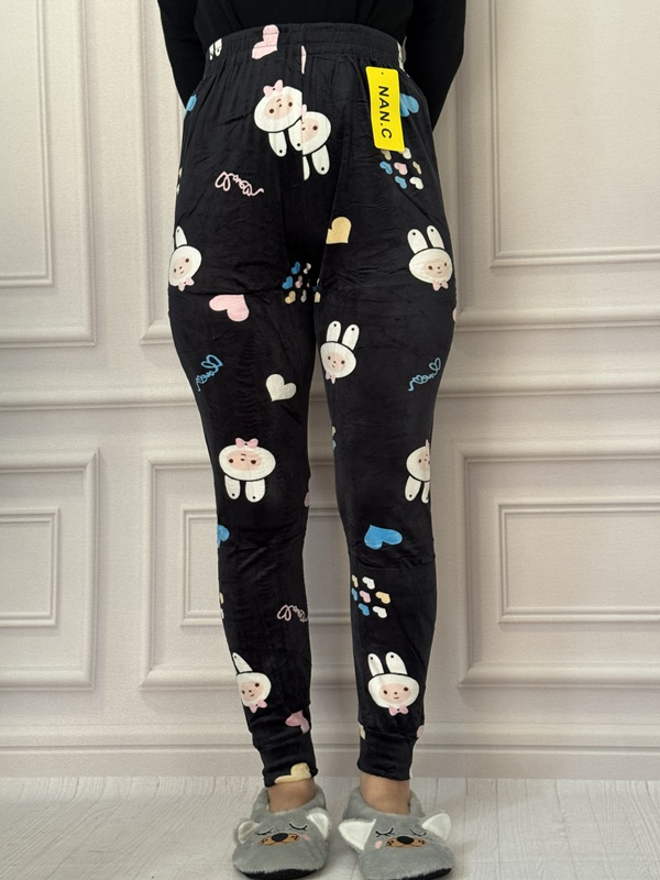 شلوار مخمل حوله ای طرح دار لگ مچ دار، با طرح خرگوش و قلبهای فانتزی روی پس زمینه مشکی، جنس نرم و کشسان، کمر تمام کش، فری سایز ۳۶ الی ۴۸