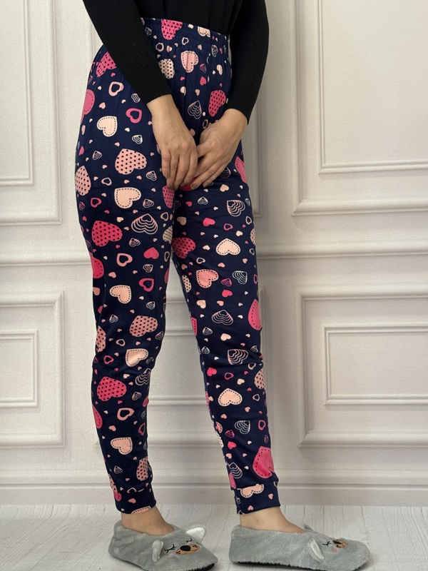 شلوار مخمل حوله ای طرح دار لگ مچ دار، با طرح قلبهای صورتی و سفید روی پس زمینه سورمهای، جنس نرم و کشسان، کمر تمام کش، فری سایز ۳۶ الی ۴۸