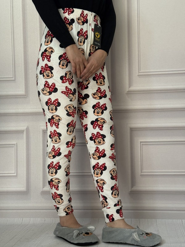 شلوار مخمل حوله ای طرح دار لگ مچ دار، با طرح مینی موس و پاپیون قرمز روی پس زمینه شیری، جنس نرم و کشسان، کمر تمام کش، فری سایز ۳۶ الی ۴۸