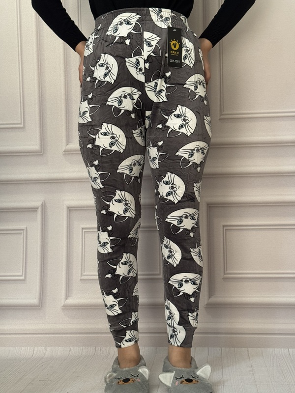 شلوار مخمل حوله ای طرح دار لگ مچ دار، با طرح سر گربه (کیتن) روی پس زمینه طوسی، جنس نرم و کشسان، کمر تمام کش، فری سایز ۳۶ الی ۴۸