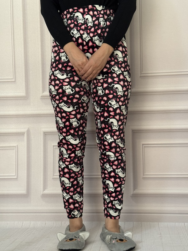 شلوار مخمل حوله ای طرح دار لگ مچ دار، با طرح گربه و قلبهای فانتزی روی پس زمینه مشکی، جنس نرم و کشسان، کمر تمام کش، فری سایز ۳۶ الی ۴۸
