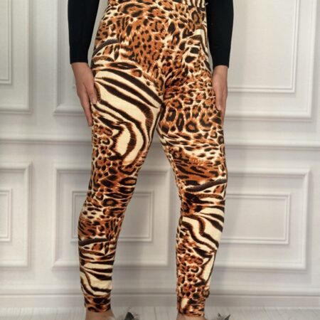 شلوار زنانه مخمل پلنگی طرح دوم (گورخری پلنگی) در رنگ قهوه‌ای و کرم، مدل لگ، جنس مخمل ضخیم و گرم، کمر تمام کش و پایین مچ دار