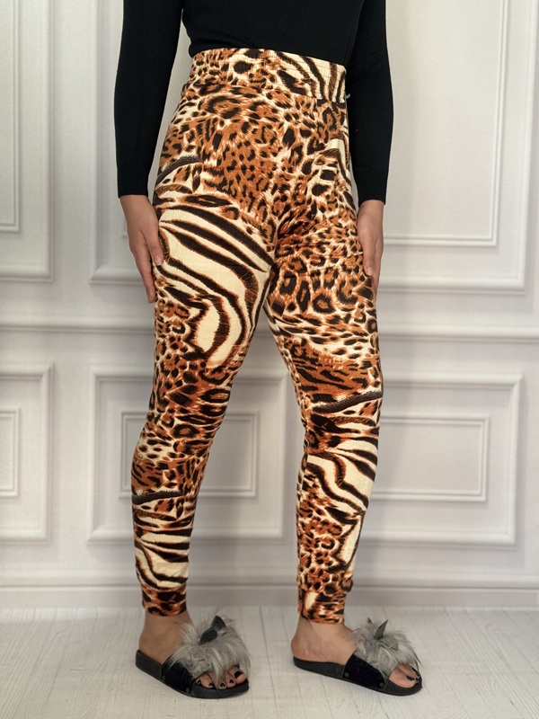 شلوار زنانه مخمل پلنگی طرح دوم (گورخری پلنگی) در رنگ قهوه‌ای و کرم، مدل لگ، جنس مخمل ضخیم و گرم، کمر تمام کش و پایین مچ دار