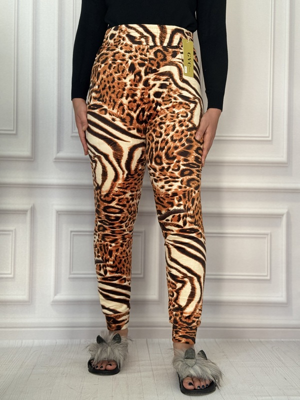 شلوار زنانه مخمل پلنگی طرح گورخری در رنگ کرم و قهوهای، مدل لگ مچ دار، نشاندهنده پارچه مخمل ضخیم و کمر تمام کش