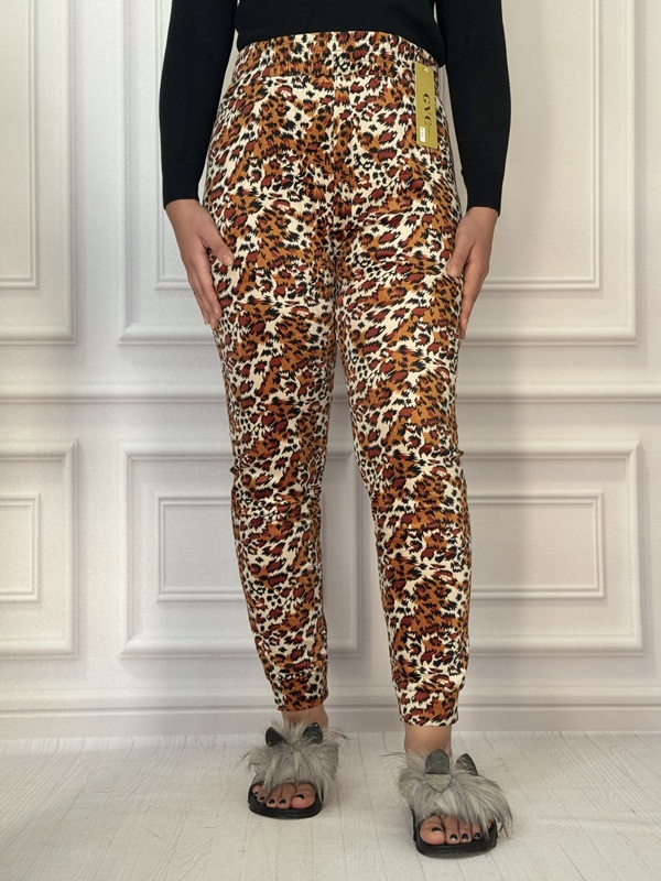 شلوار زنانه مخمل پلنگی طرح کلاسیک (قهوه‌ای و نارنجی)، مدل لگ، جنس مخمل نرم و گرم، کمر تمام کش و پایین مچ دار