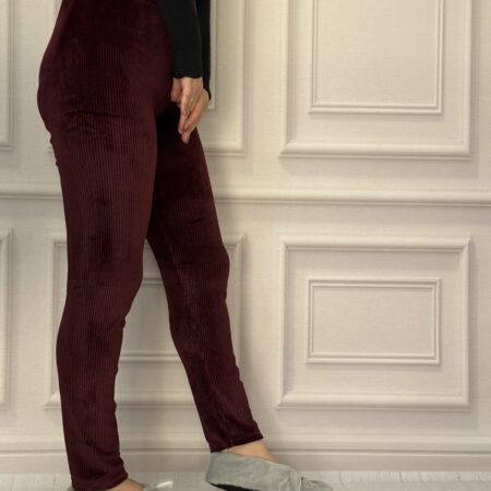 نمای نیم‌رخ از شلوار جذب زنانه مخمل کبریتی رنگ زرشکی (شرابی)، بافت کبریتی نرم و باکیفیت، کمر تمام کش، مدل جذب و فیت، فری سایز ۳۸ الی ۴۸