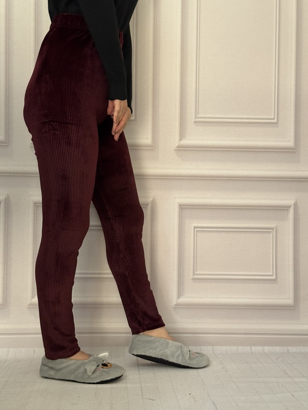 نمای نیم‌رخ از شلوار جذب زنانه مخمل کبریتی رنگ زرشکی (شرابی)، بافت کبریتی نرم و باکیفیت، کمر تمام کش، مدل جذب و فیت، فری سایز ۳۸ الی ۴۸