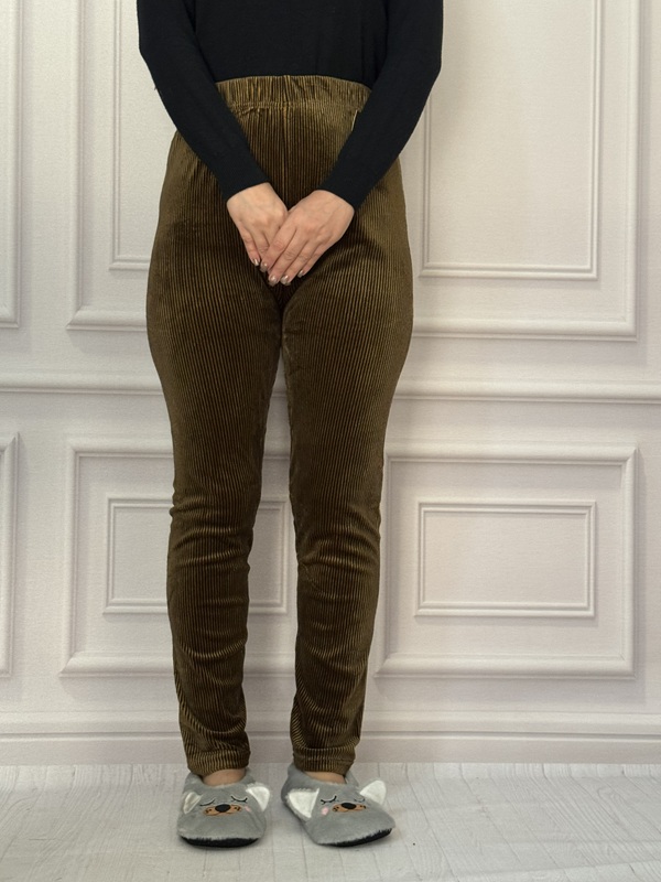 شلوار جذب زنانه مخمل کبریتی رنگ زیتونی (ارتشی)، با جنس مخمل کبریتی نرم و باکیفیت، کمر تمام کش و مدل جذب (فیت)، فری سایز ۳۸ الی ۴۸