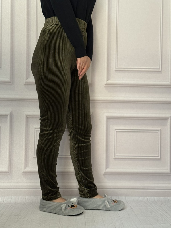 نمای نیمرخ از شلوار جذب زنانه مخمل کبریتی رنگ سبز تیره، بافت کبریتی نرم و باکیفیت، کمر تمام کش، مدل جذب و فیت، فری سایز ۳۸ الی ۴۸