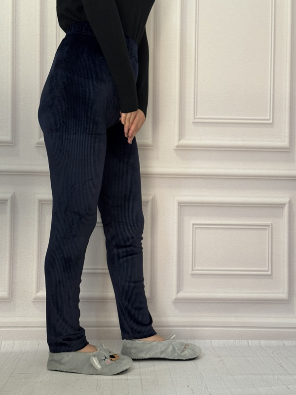 نمای نیم‌رخ از شلوار جذب زنانه مخمل کبریتی رنگ سورمه ای تیره، بافت کبریتی نرم و باکیفیت، کمر تمام کش، مدل جذب و فیت، فری سایز ۳۸ الی ۴۸