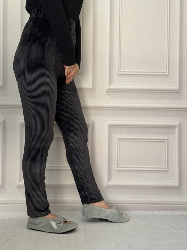 نمای نیمرخ از شلوار جذب زنانه مخمل کبریتی رنگ طوسی تیره (دودی)، بافت کبریتی نرم، کمر تمام کش، مدل جذب و فیت، فری سایز ۳۸ الی ۴۸