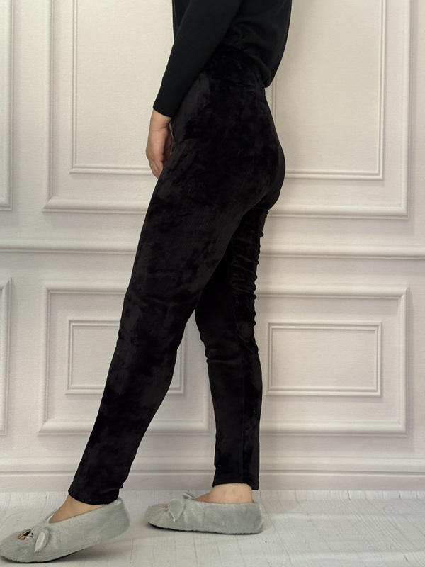 نمای نیمرخ از شلوار جذب زنانه مخمل کبریتی رنگ مشکی، بافت کبریتی نرم و باکیفیت، کمر تمام کش، مدل جذب و فیت، فری سایز ۳۸ الی ۴۸