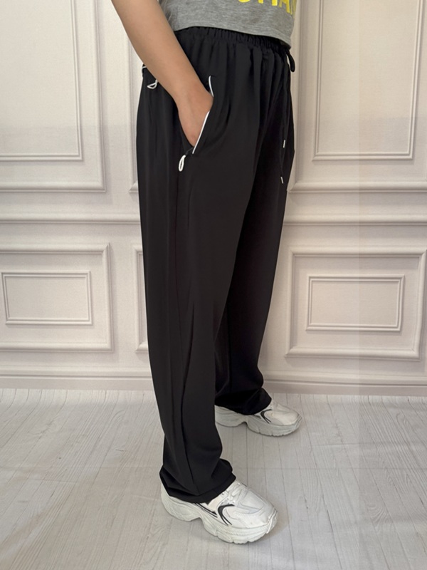 نمای بغل شلوار نایک جیب دار مدل بگ مشکی در تن مانکن با دو جیب کاربردی