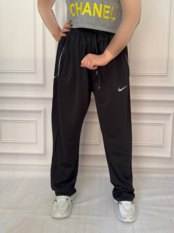 نمای جلوی شلوار نایک جیب دار مدل بگ مشکی در تن مانکن با کمر کشی راحت