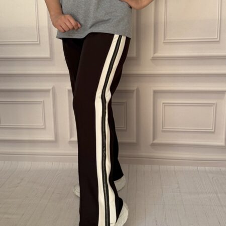 نمای بغل شلوار ورزشی زیپ‌دار مشکی در تن مانکن با طراحی بگ و زیپ‌های کناری