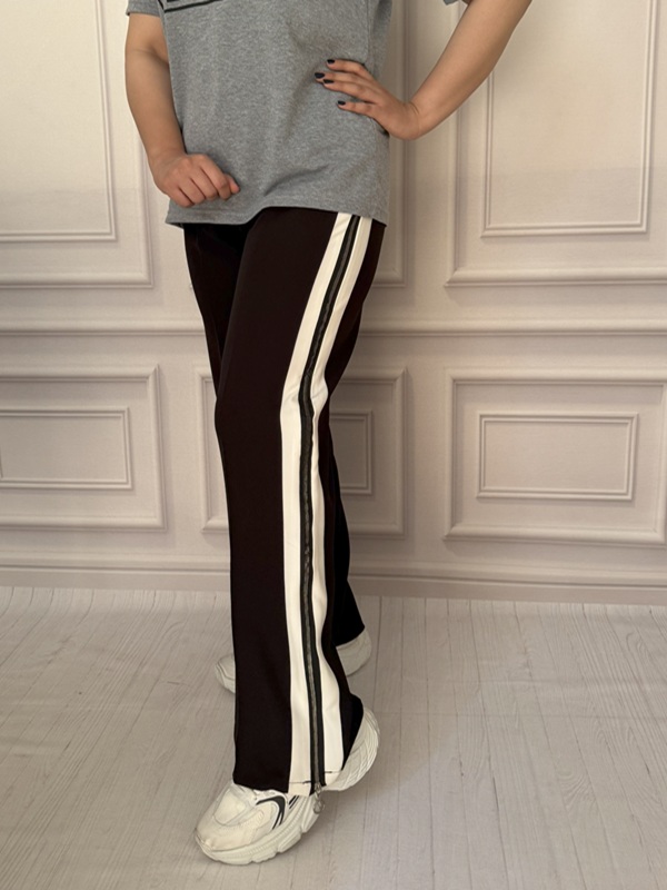 نمای بغل شلوار ورزشی زیپ‌دار مشکی در تن مانکن با طراحی بگ و زیپ‌های کناری